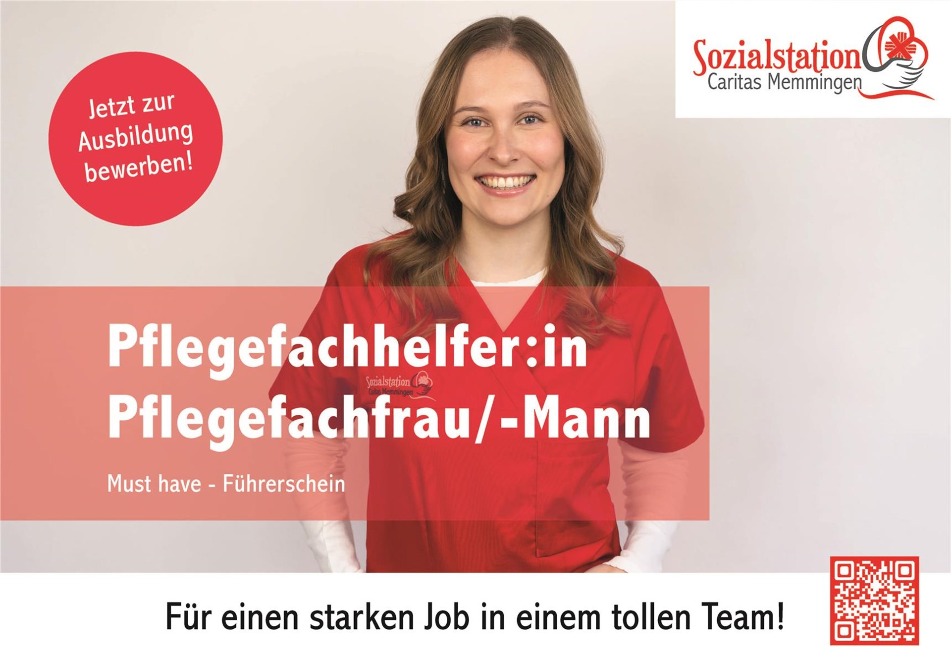 Mit diesem Bild lädt die Caritas Sozialstation Memmingen ein, sich um einen Ausbildungsplatz für den Beruf Pflegefachhelfer / -helferin und Pflegefachfrau / -mann zu bewerben Das Foto zeigt eine junge Frau in weinrotem Polohemd und weißer Hose. 